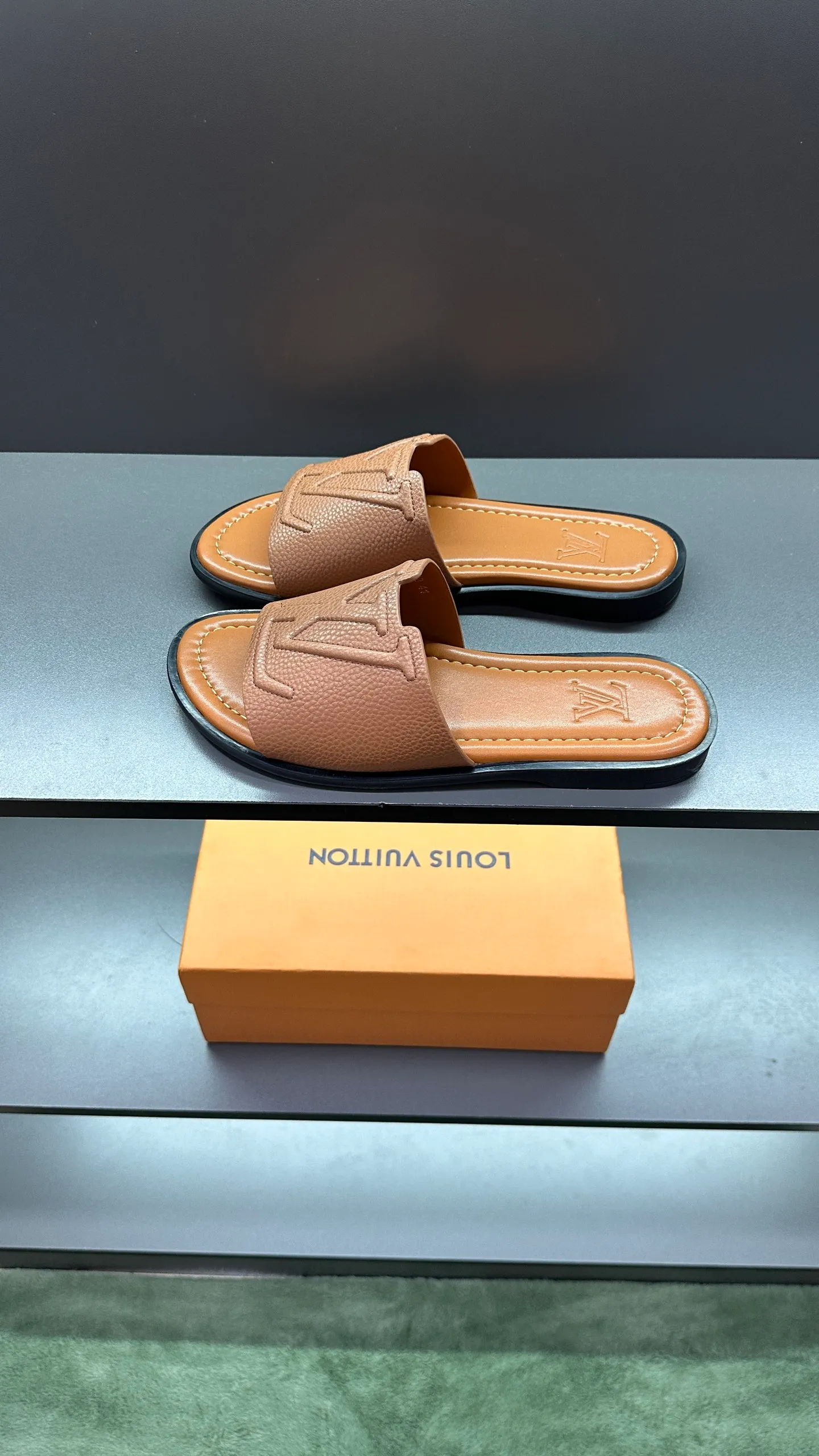 P280 🔍Top purchasing agent LV men's spring and summer slippers counter synchronized. The uppers are made of cowhide fabric imported from Italy, with logo graphics and high-quality craftsmanship. The soles are: original soles specially provided by the original factory. Exclusive molded soles are super comfortable. Original factory follow-up orders. 🔍🔍High quality. You can enter and exit the counter at will. Welcome to compare. Size 38-45